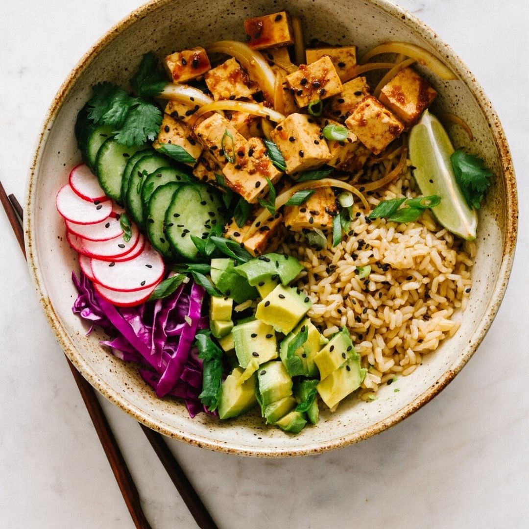 Pokebowl tofu, riz et ses crudités.