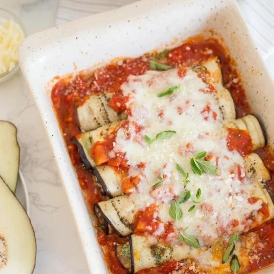 Tranches d'aubergine fourrées d'une garniture aux épinards et au fromage ricotta, garnies de marinara et de mozzarella.